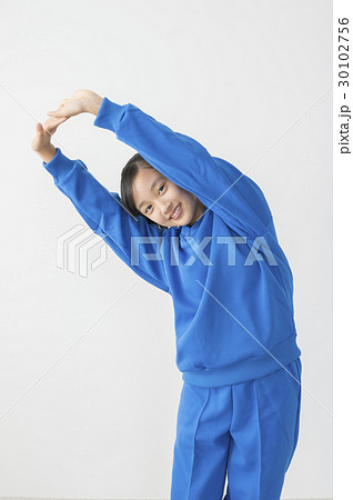 jc.jc.js体操着 体操着で準備体操をする女子中学生の写真素材 [30102756] - PIXTA